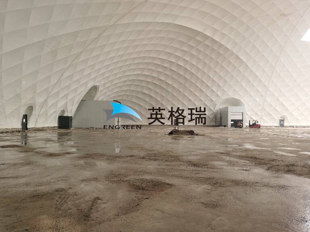 氣膜倉(cāng)庫(kù)內(nèi)部空間無(wú)礙，大型機(jī)械可自由運(yùn)行，空間利用率高