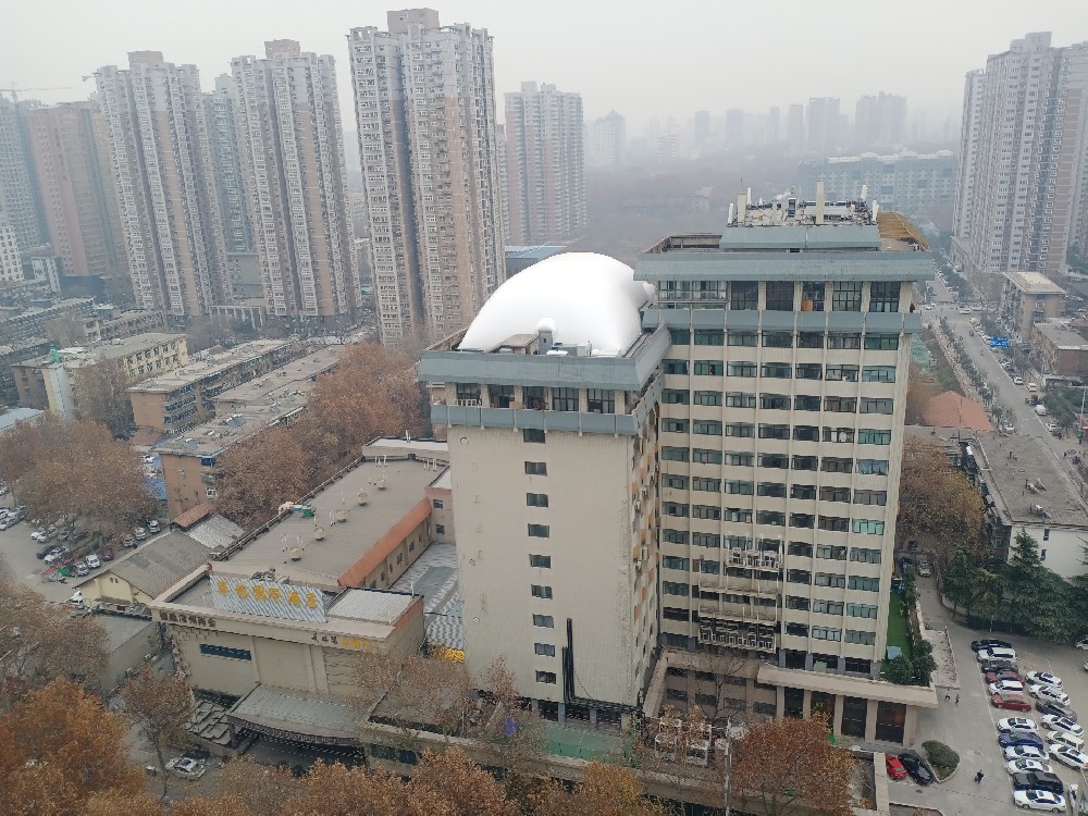 樓頂氣膜體育館是一種新型的體育場館建筑，在未來的發(fā)展中有著廣闊的前景