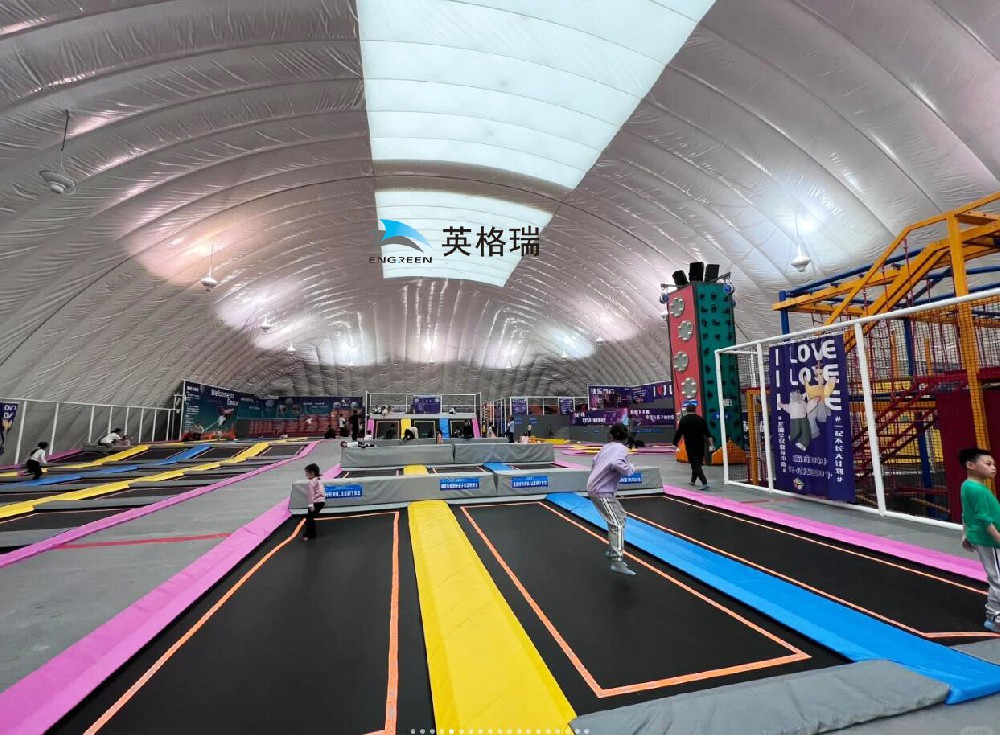 搭建一個(gè)氣膜蹦床館，為孩子們營(yíng)造一個(gè)游樂天堂